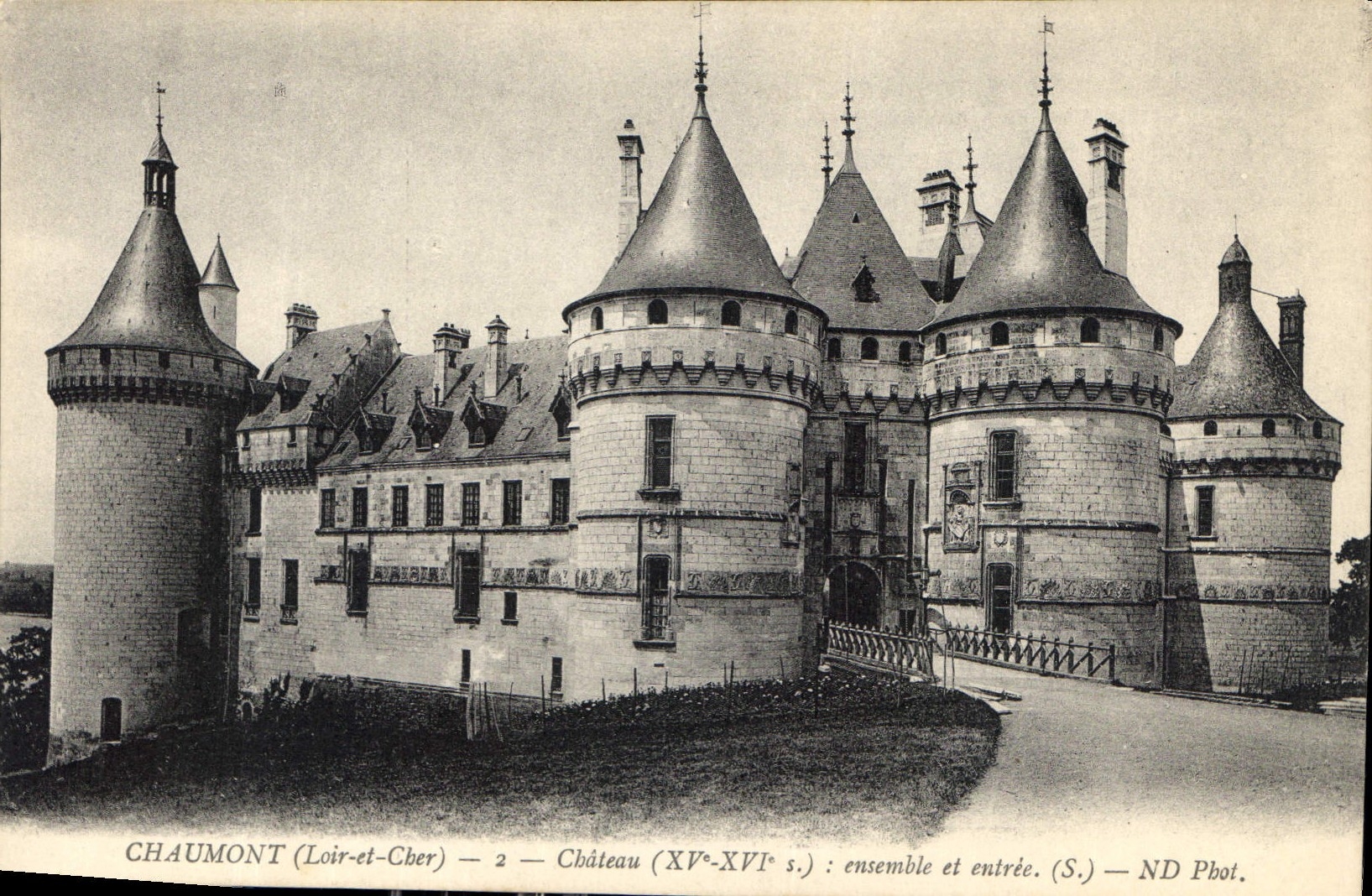 Chaumont (Loir-et-Cher) — Château (XVe-XVIe s.) : ensemble et entrée — ND Pbot.
