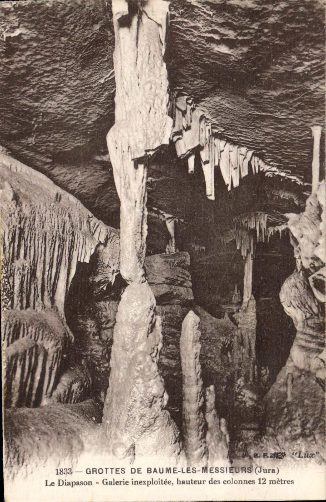 Grottes de Baume-les-Messieurs — Le Diapason — galerie inexploitée, hauteur des colonnes 12 mètres — éditeur E.R.A. « Lux »