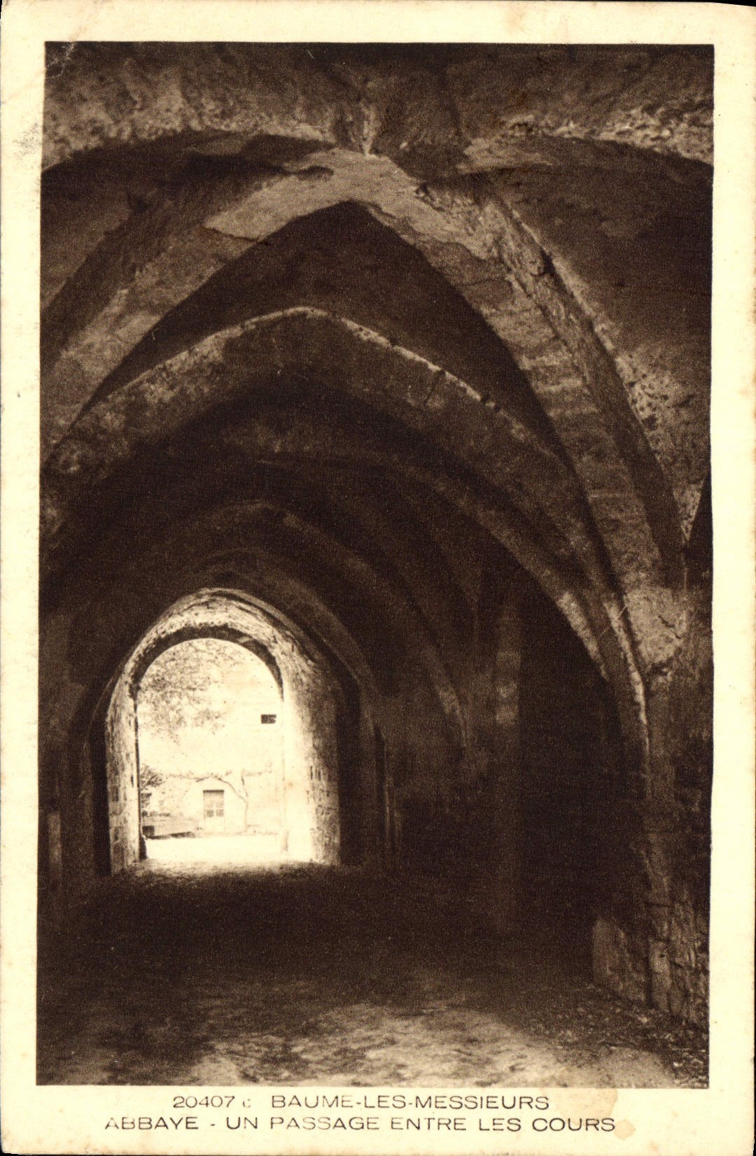 Baume-les-Messieurs — Abbaye, un passage entre les cours — Braun & Cie, Mulhouse-Dornach