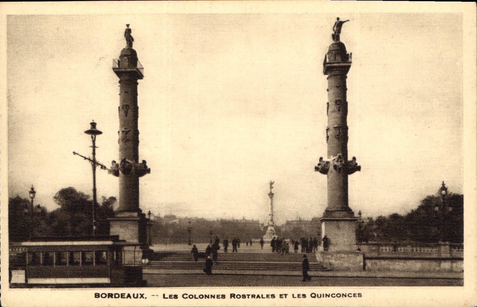 CPA Bordeaux Les Colonnes Rostrates et les Quinconces 