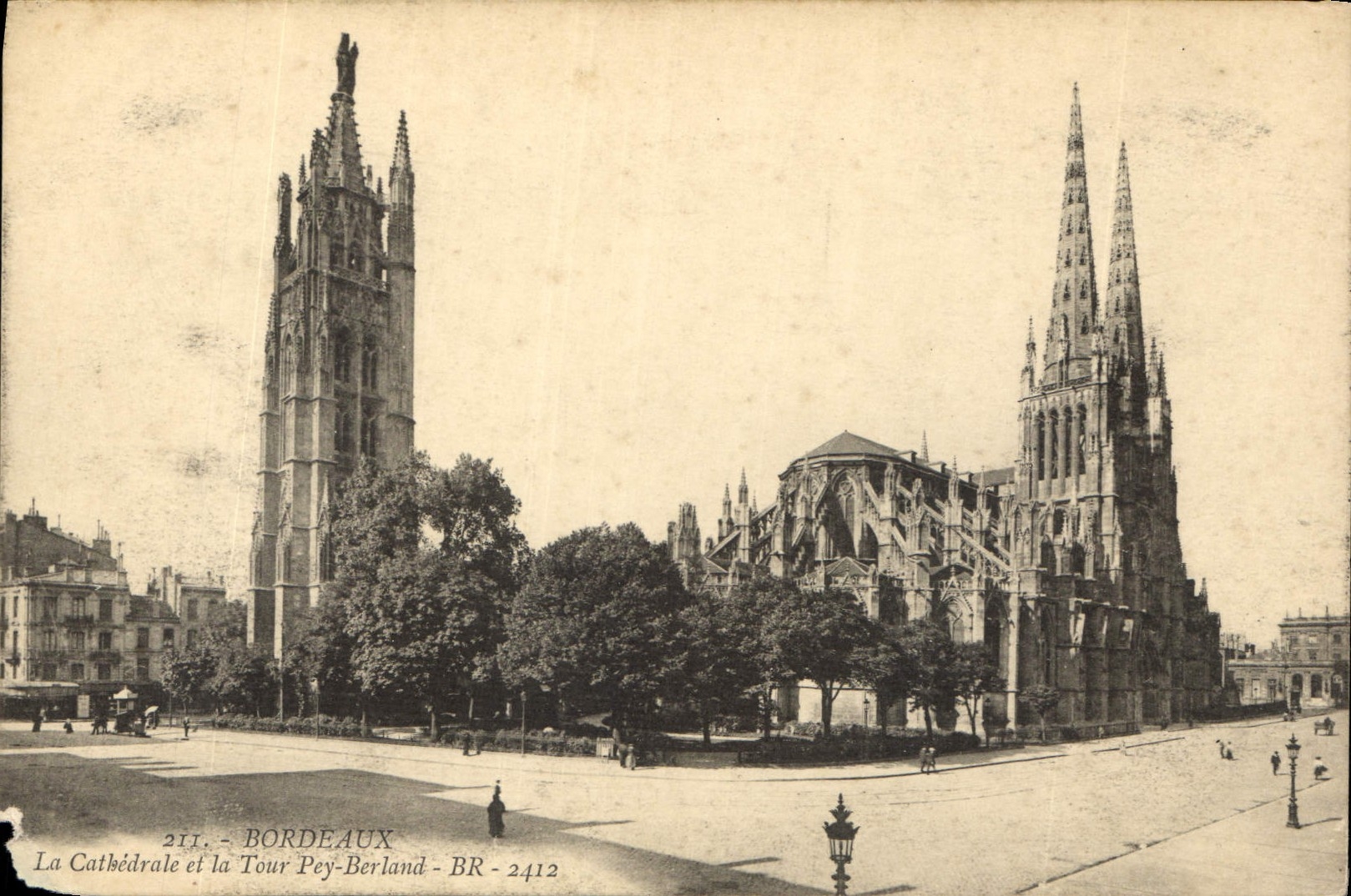 CPA Bordeaux La La Cathedrale et la Tour Pey Berland 