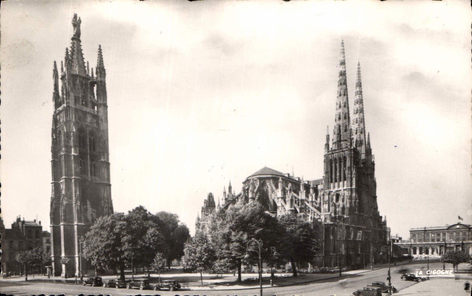 CPA Bordeaux   Gironde Cathedrale et la Tour Pey Berland 