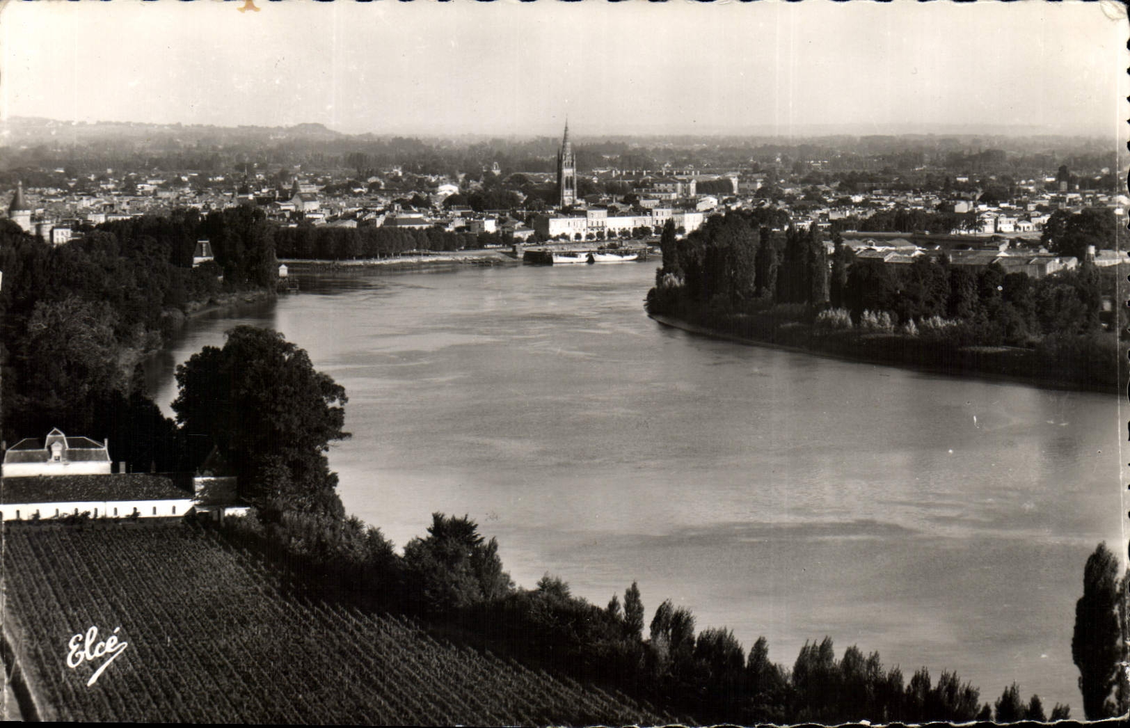 CPA Libourne Gironde La Dordogne et la ville vues depuis le Tertre de Fronsac 