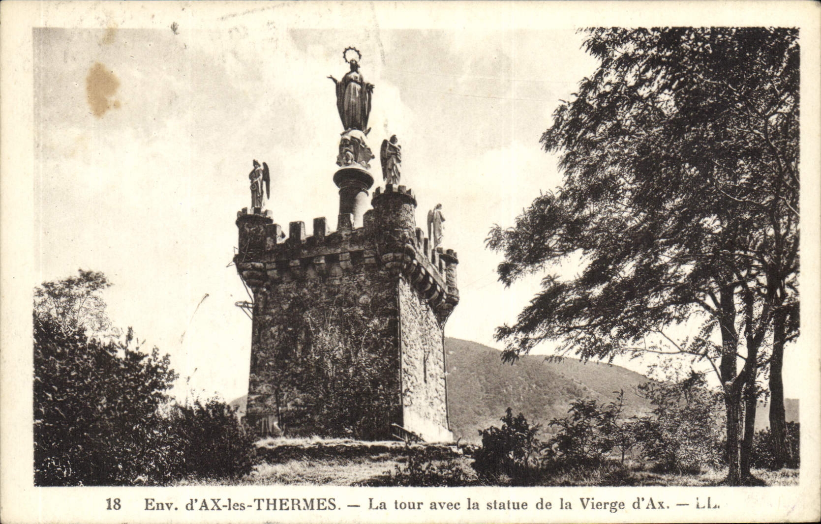 CPA Env d'Ax les Thermes La Tour avee la statue de la Vierge d'Ax 