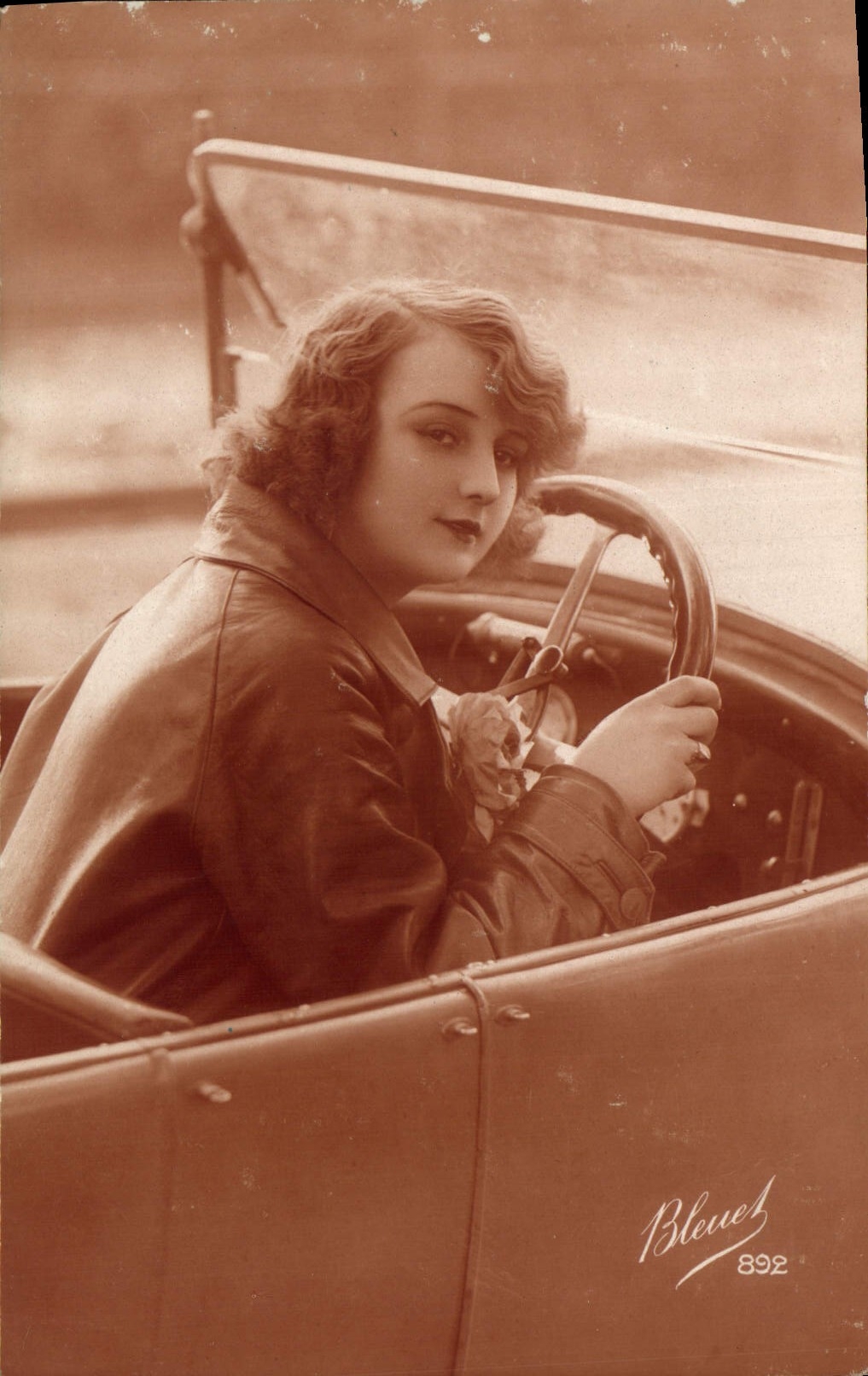 CPA Femme Automobile