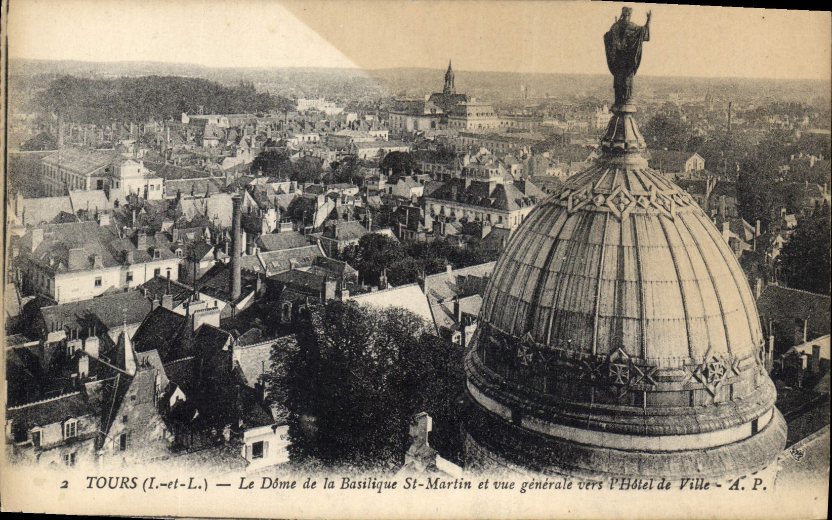 CPA Tours Le Dome de la Basilique St Martin et vue generale vers l'Hotel de Ville 
