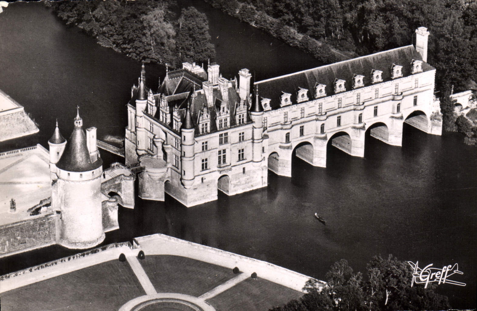 CPA En Tourraine Chenonceaux Vue aeriene La Tour des Marques et le Chateau sur le Cher 