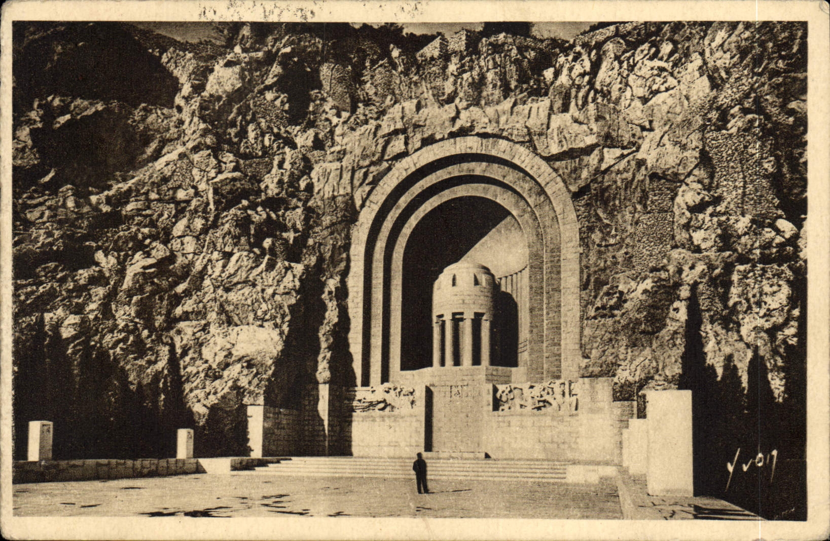 CPA Nice Alpes Maritime Monument aux Morts 