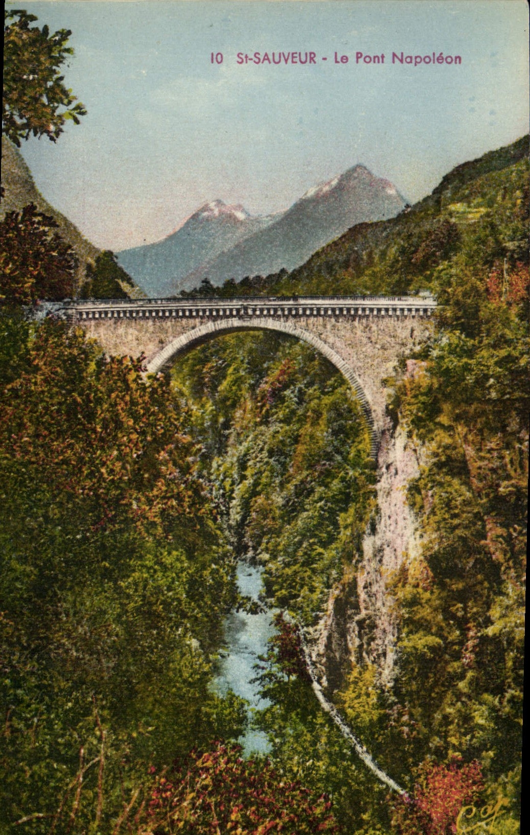 St-Sauveur - Le Pont Napoléon — vue du pont en pierre au-dessus d'un canyon verdoyant avec montagnes en arrière-plan