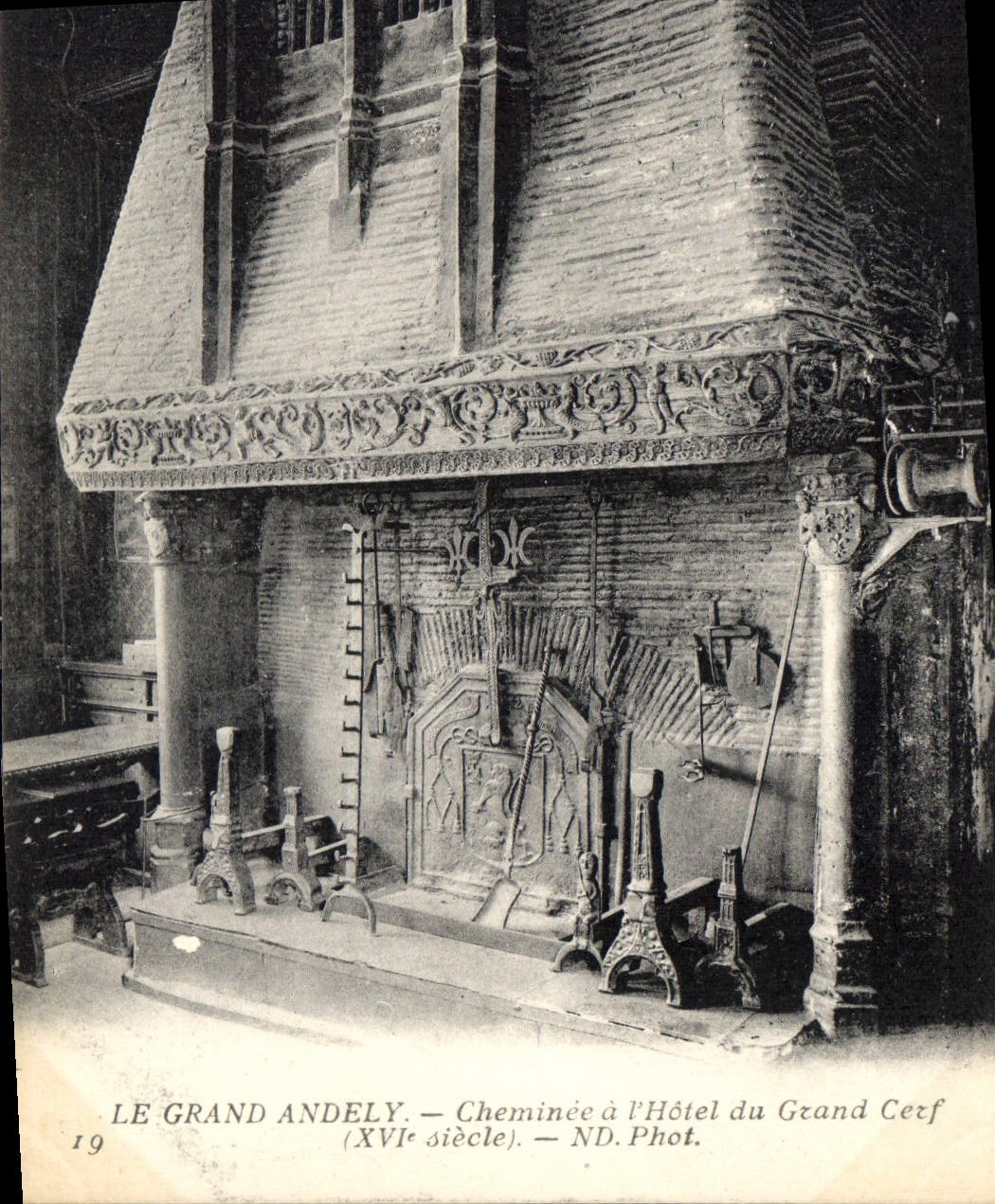 Le Grand Andely — Cheminée à l'Hôtel du Grand Cezf (XVIe siècle) — ND. Phot.