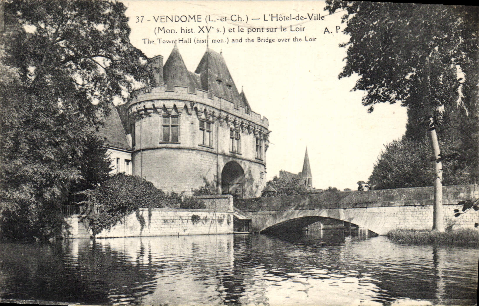 Vendôme (Loir-et-Cher) — L'Hôtel-de-Ville (monument du XVᵉ siècle) et le pont sur le Loir