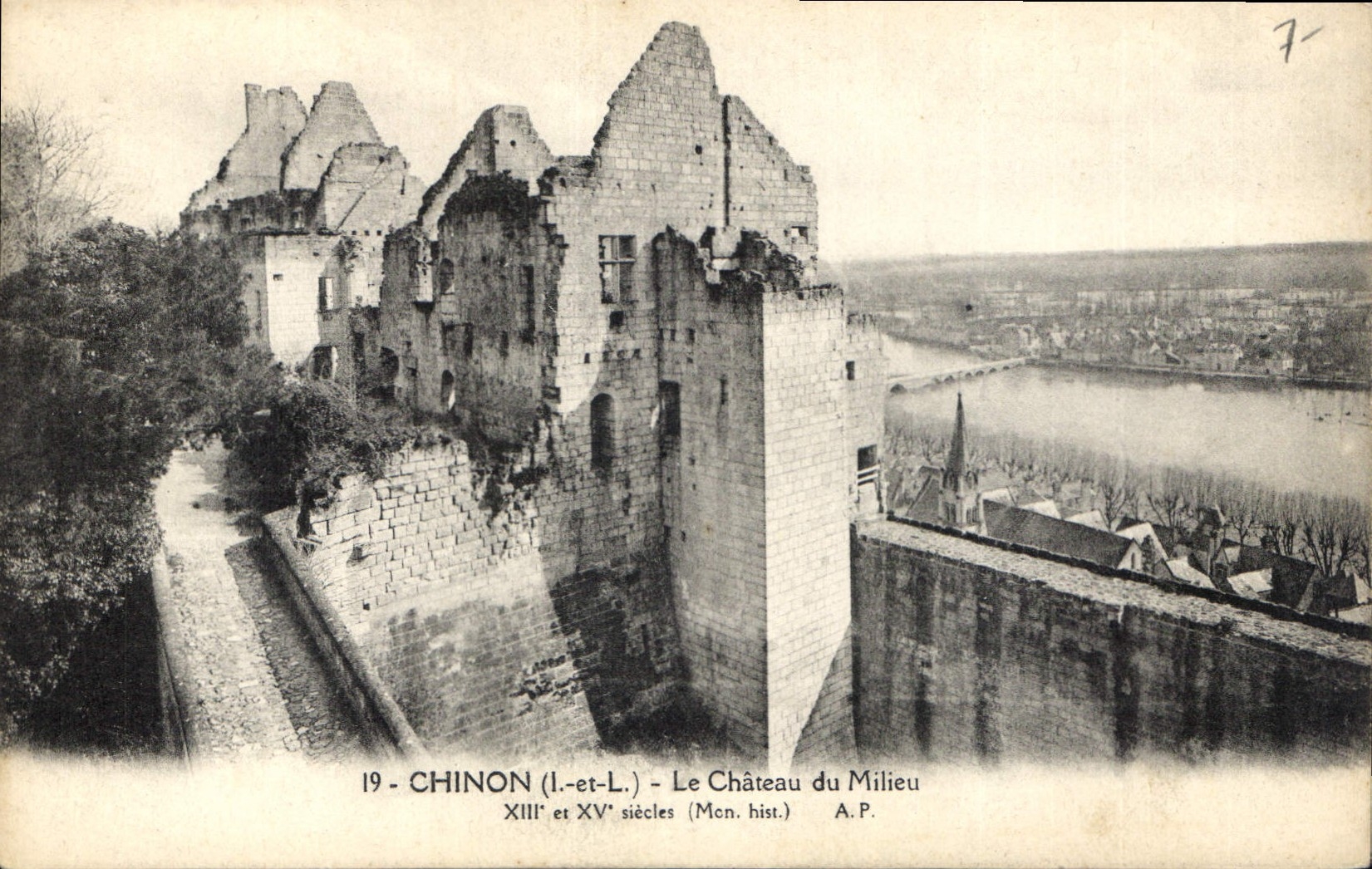 CPA Chinon Le Chateau du Millieu XIII es XV siecle 