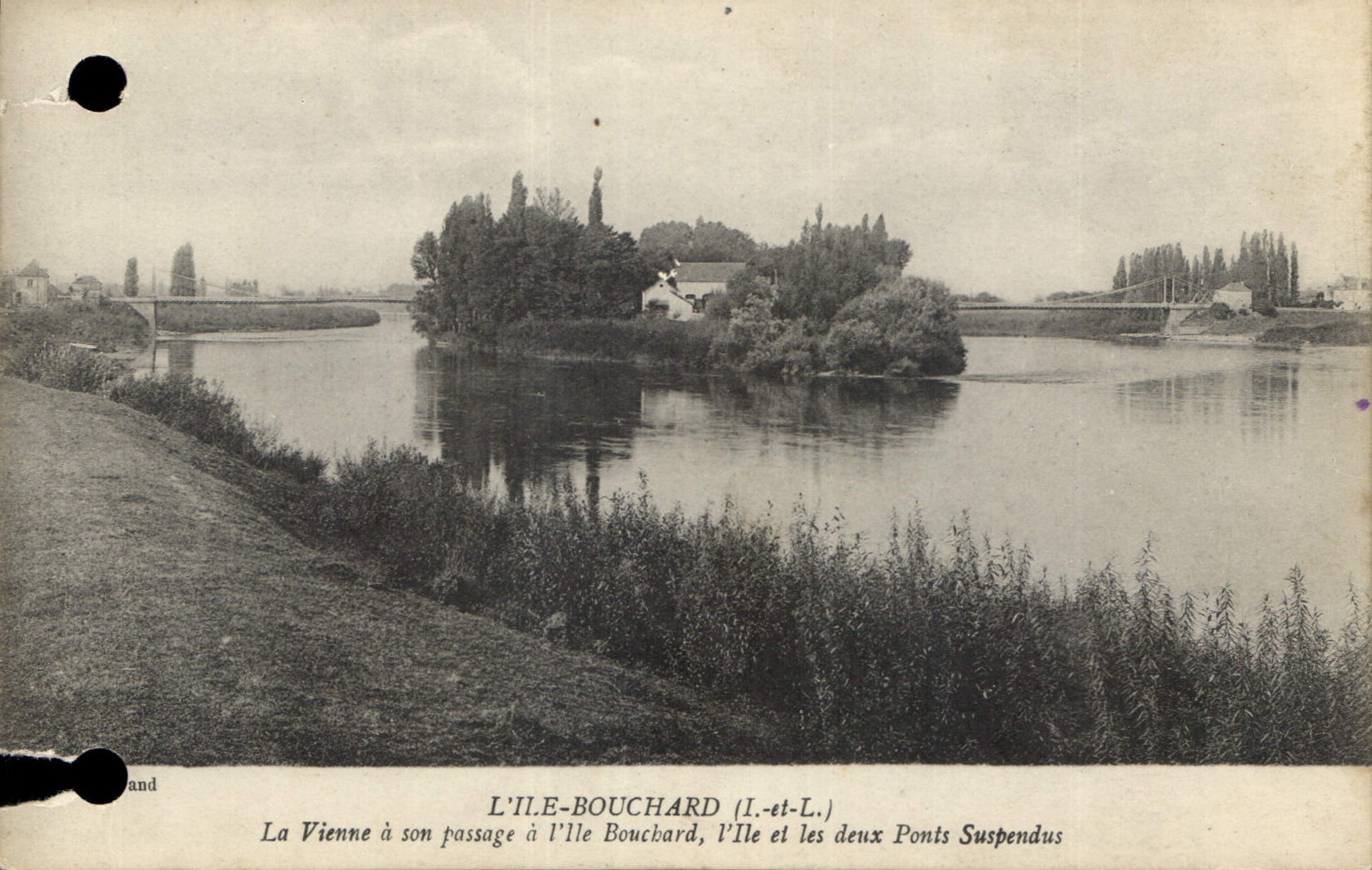 CPA L'Ile Bouchard La Vienne a son Passagea l'Ile Bouchard l'Ile et les deux Ponts Suspendus 