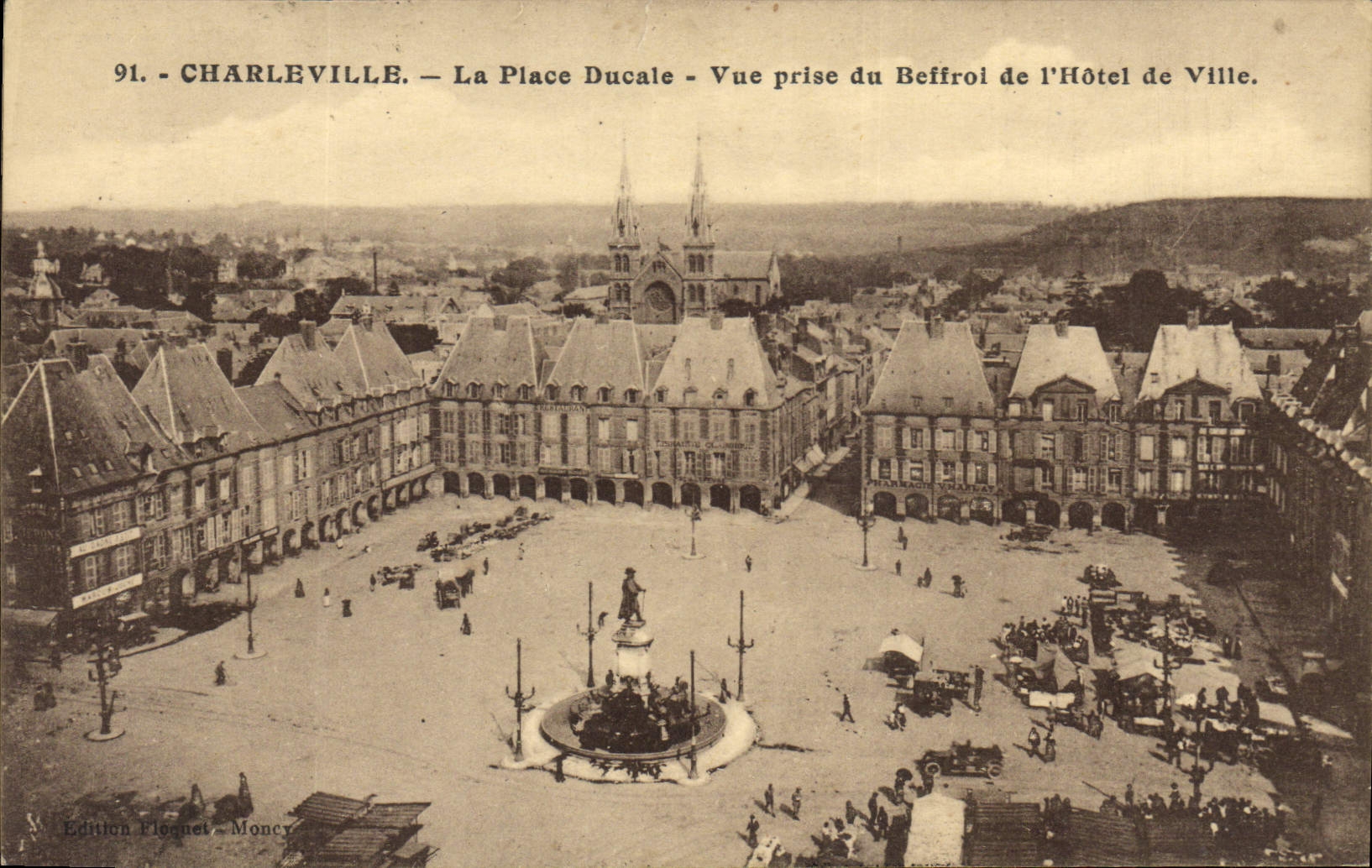 Charleville - La Place Ducale - Vue prise du Beffroi de l'Hôtel de Ville