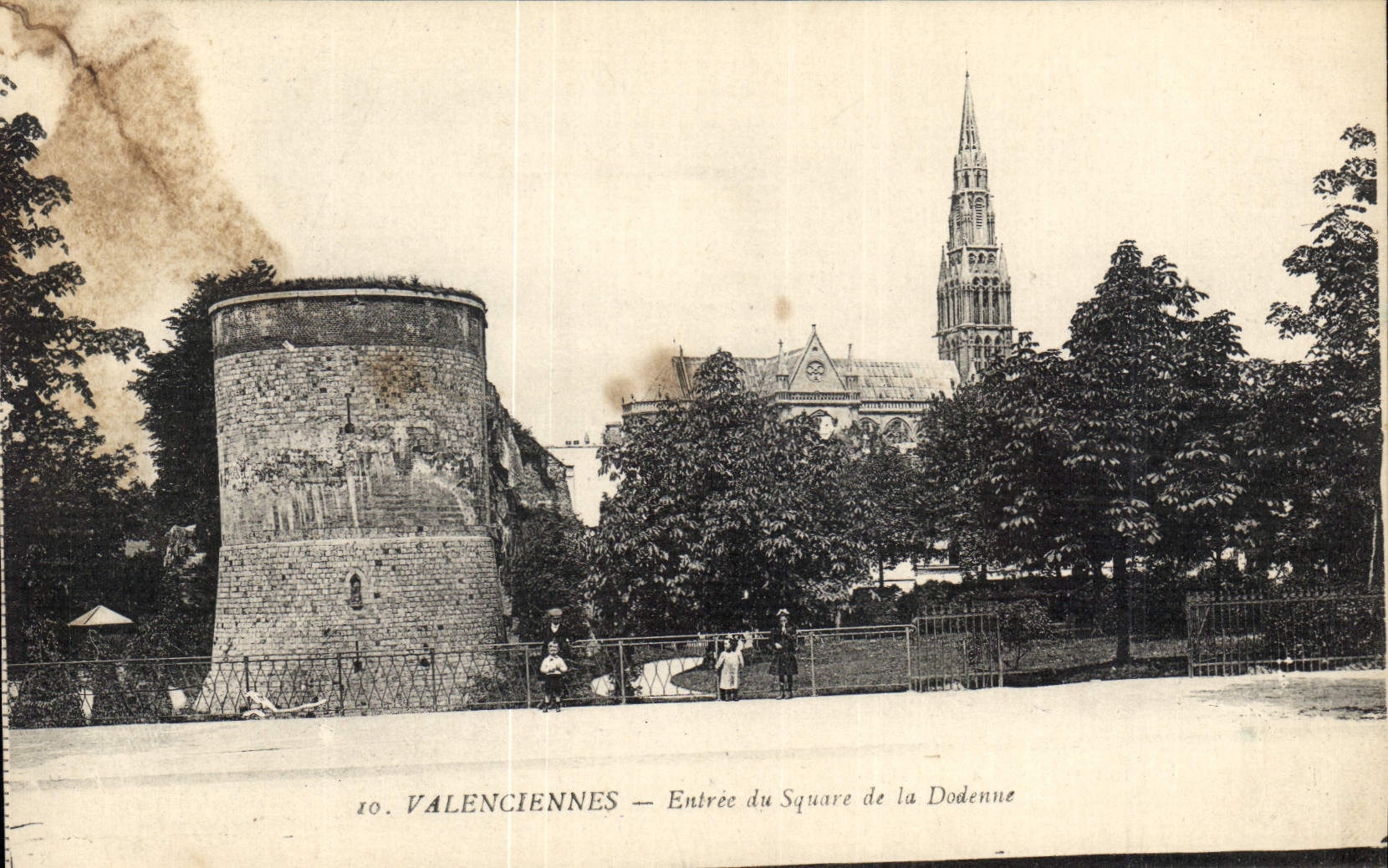 CPA Valenciennes Entree du Square de la Dodenne 
