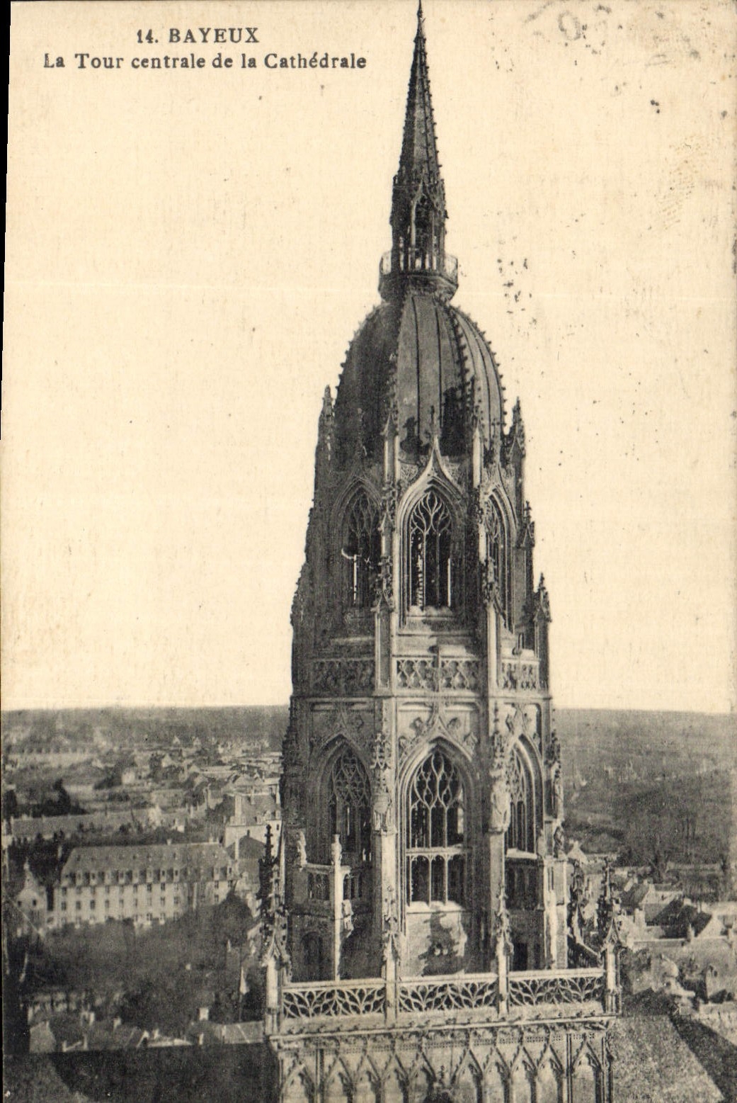 CPA Bayeux la Tour centrale de la Cathedrale 