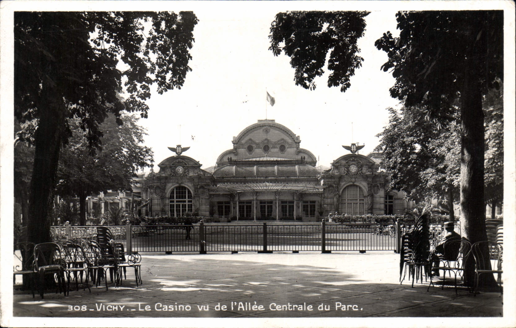 CPA Vichy le Casino vu de l'Allee centrale du Parc 