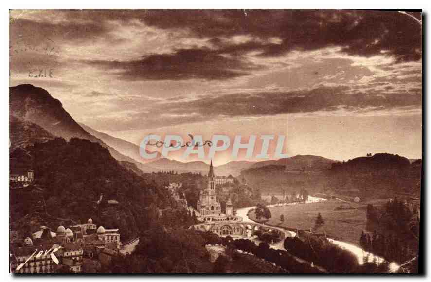 CPA Lourdes H P la Basilique vue du chateau 
