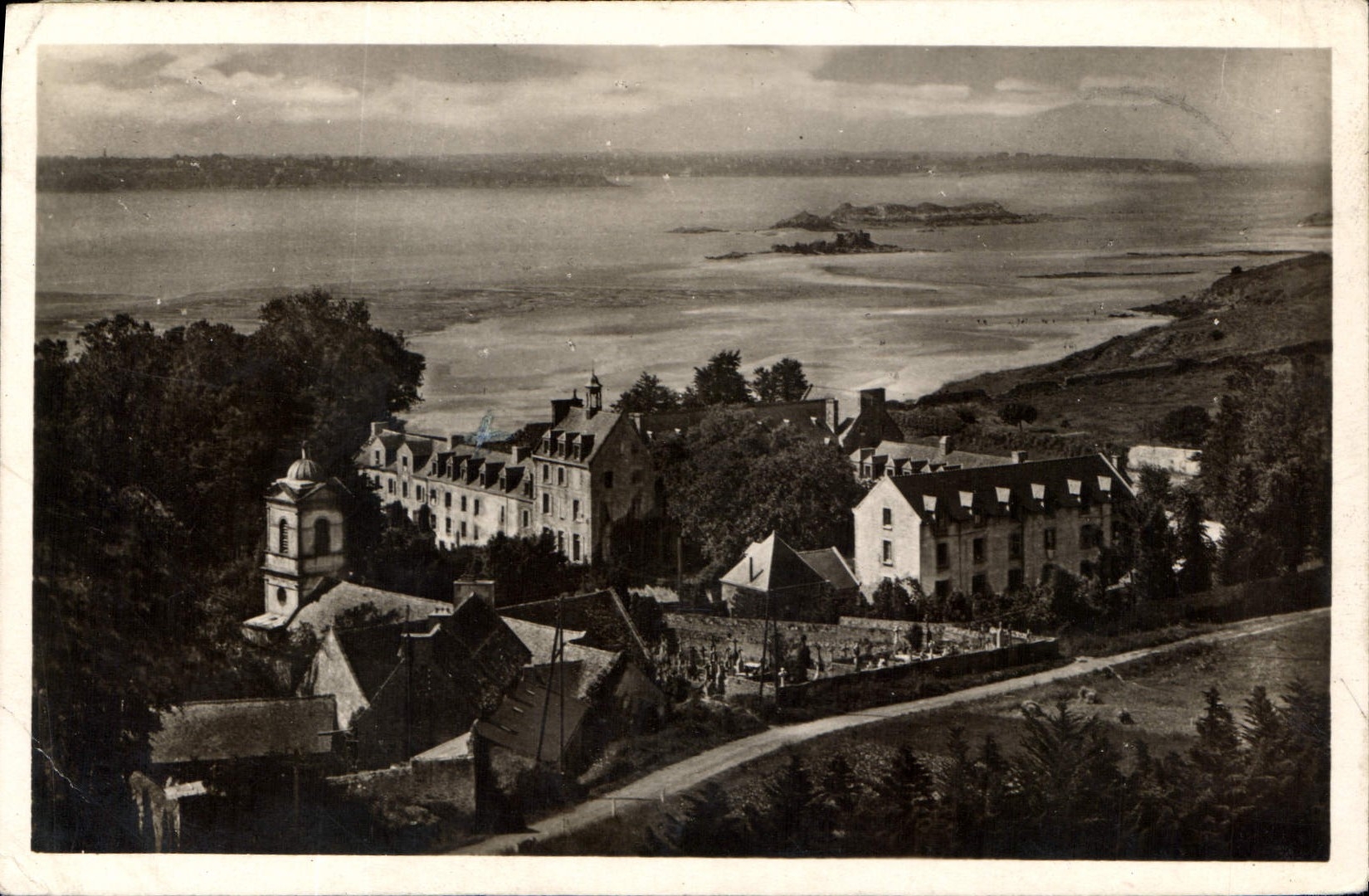 Saint-Jacut-de-la-Mer — Abbaye et vue des Petites et Grosses Roches — Édition La Cigogne, n° 759