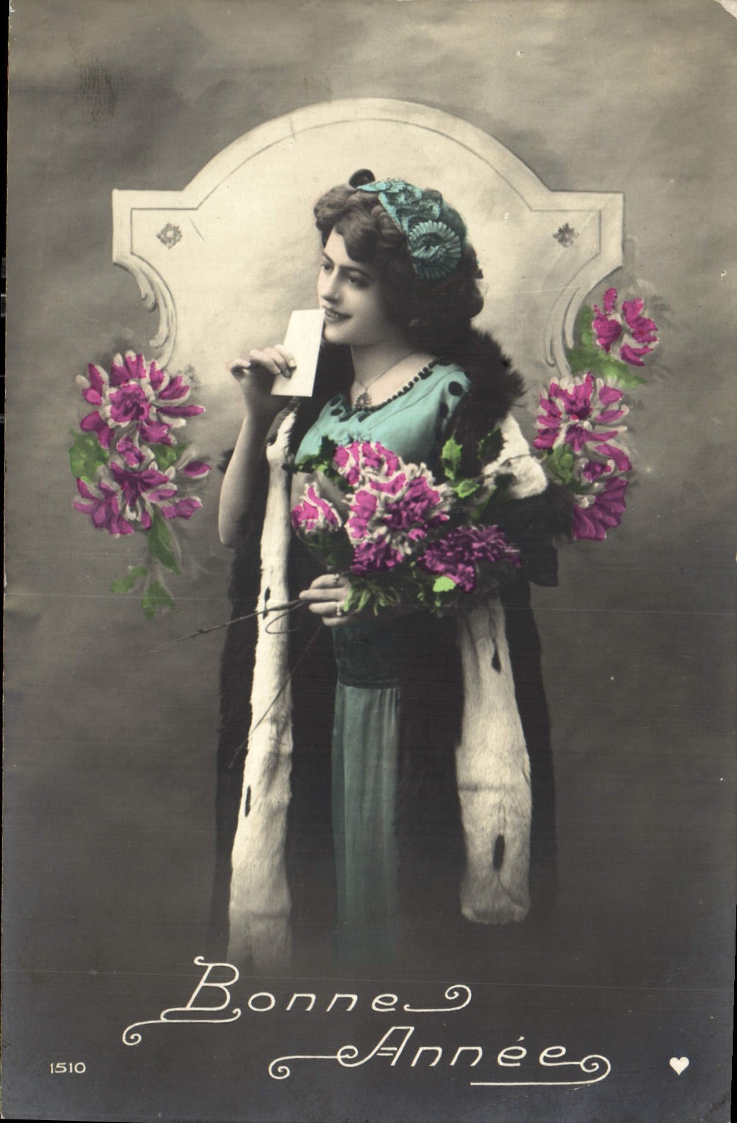 Jeune femme en fourrure tenant un bouquet — Bonne Année — éditeur anonyme, n° 1510