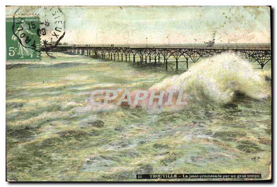 CPA Trouville la Jetee promenade par un gros temps 