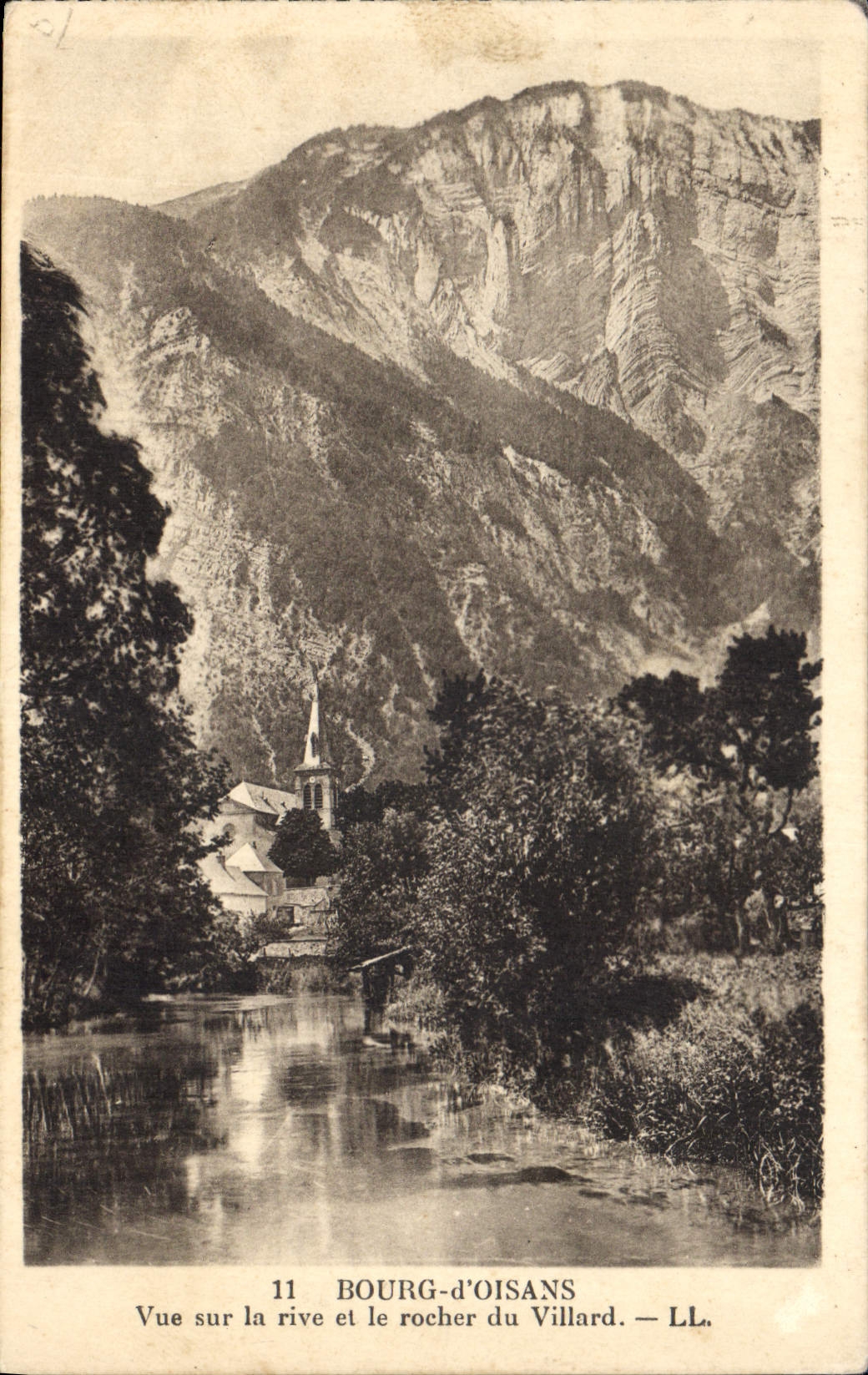 Bourg-d'Oisans — Vue sur la rive et le rocher du Villard — LL.
