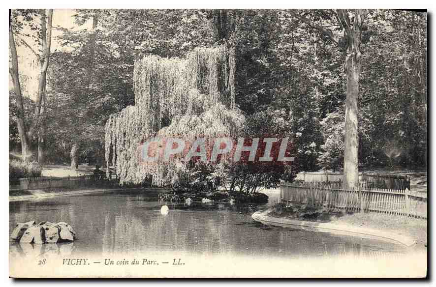 CPA Vichy un coin du Parc 