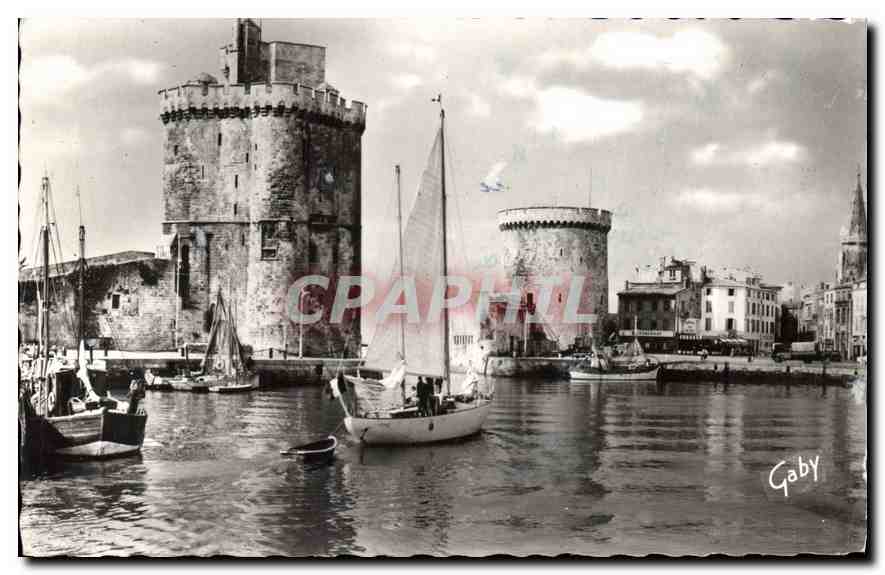 CPA La Rochelle Ch Mme Un Yacht et les Tours de l'Entree du Port 
