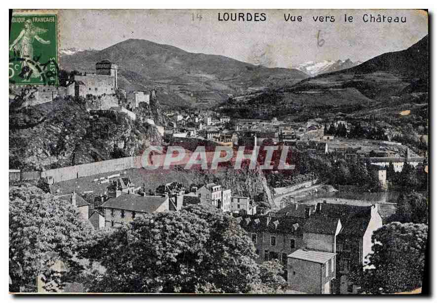 CPA Lourdes vue vers le Chateau 
