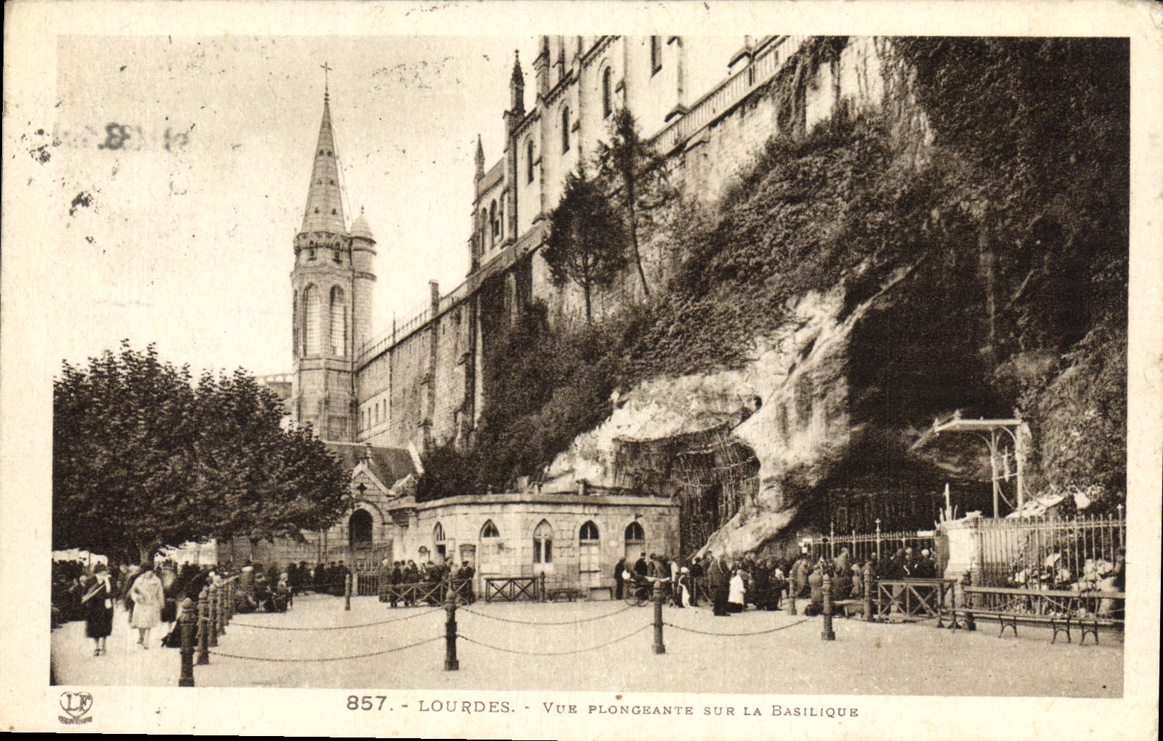 CPA Lourdes vue Plongeante sur la Basilique 