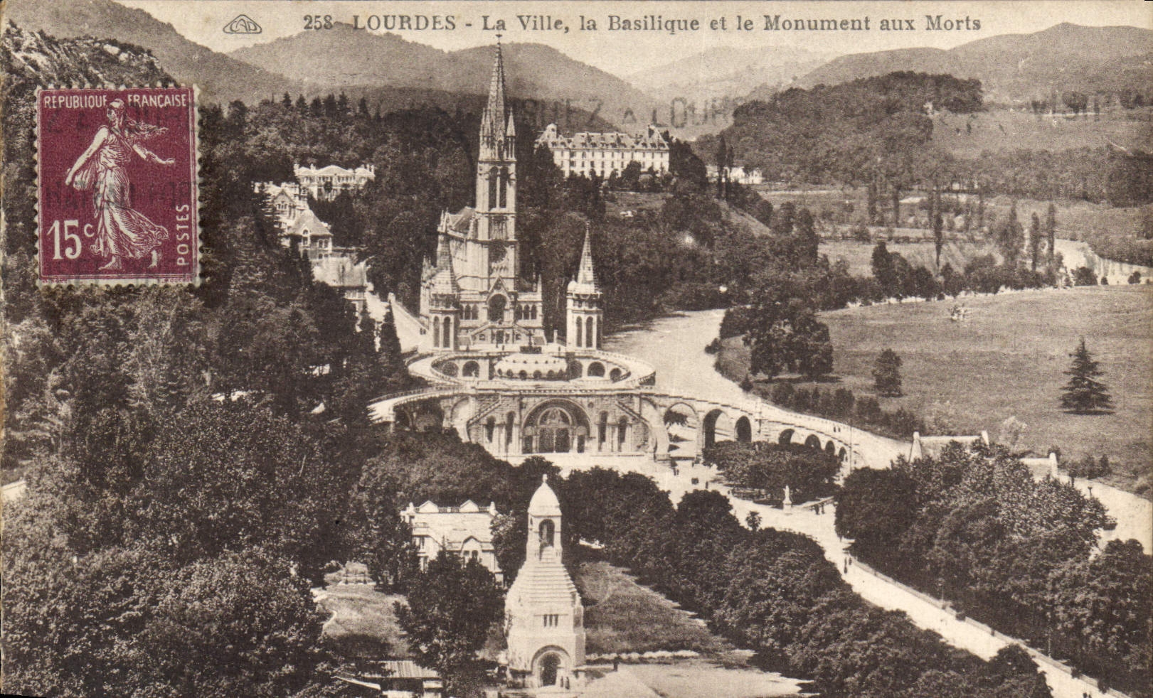 CPA Lourdes la Ville la Basilique et le monument aux Morts 