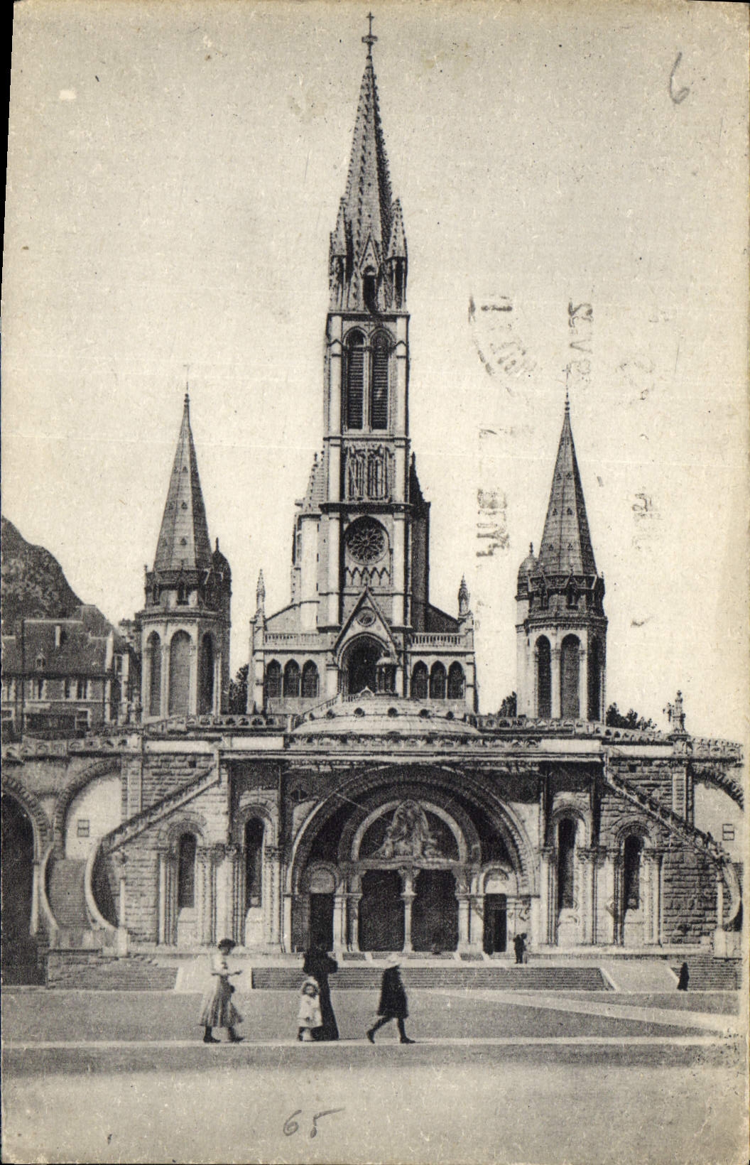 CPA Les Hautes Pyrenees Lourdes Basilique de Face 