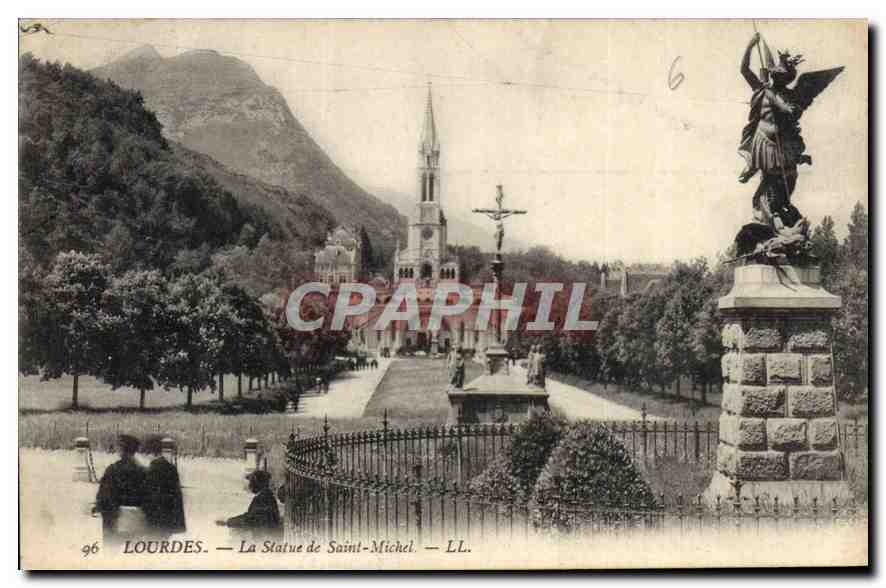 CPA Lourdes la statue de Saint Michel 