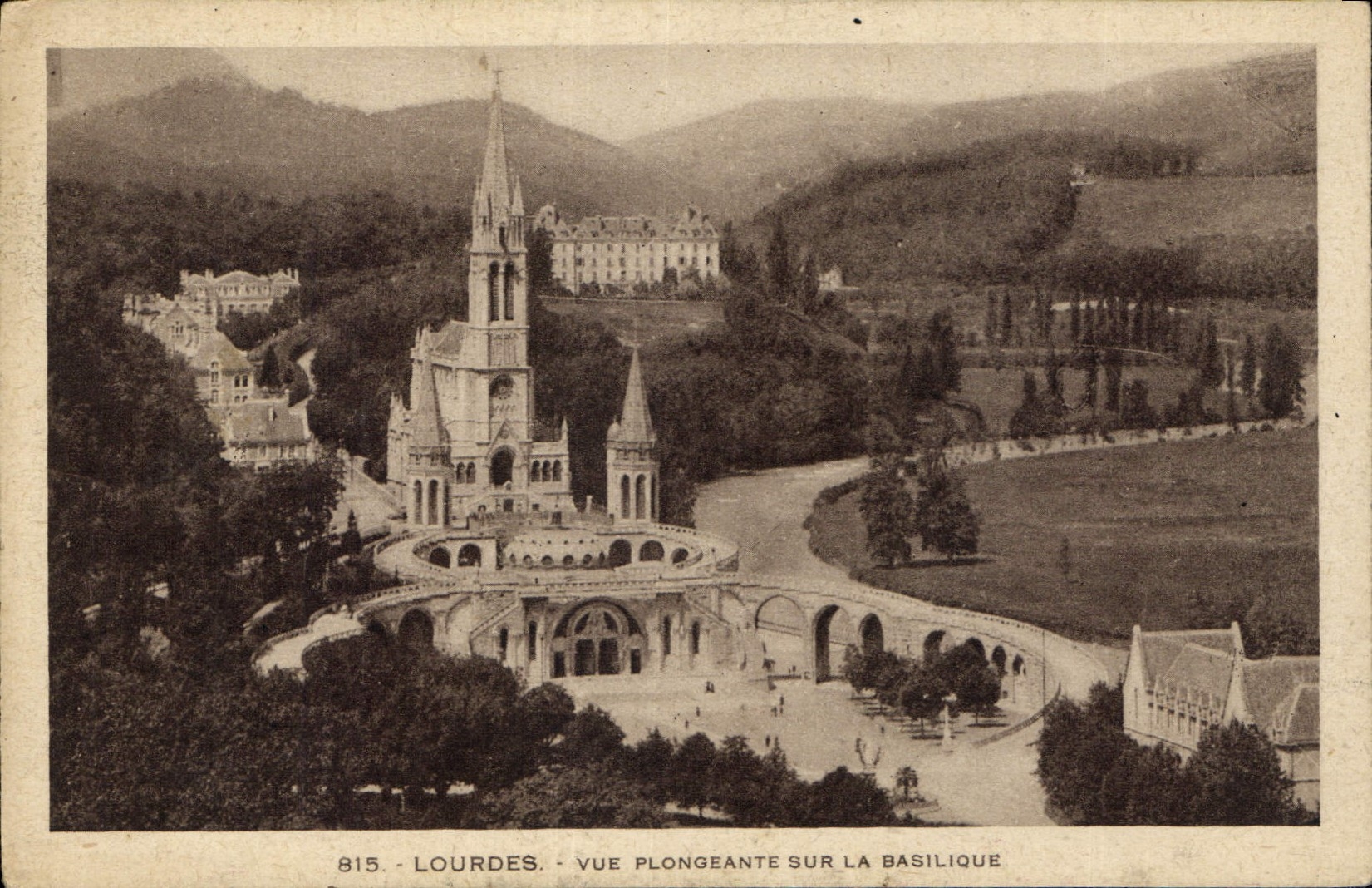 CPA Lourdes vue Plongeante sur la Basilique 