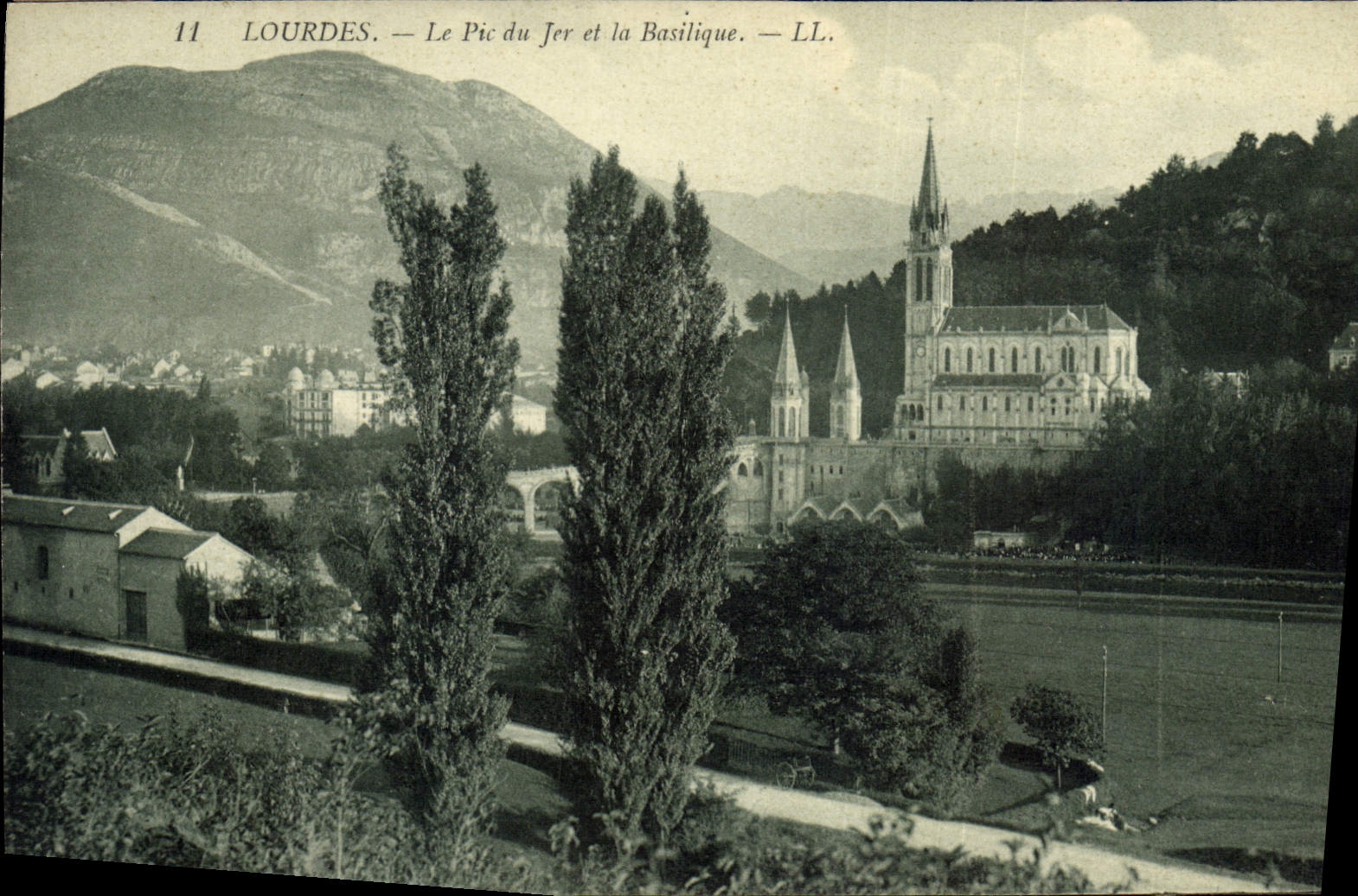 CPA Lourdes le Pic du Jer et la Basilique 