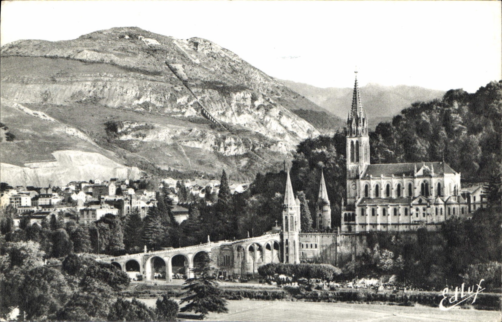 CPA Lourdes la Basilique et le Pic du Jer 