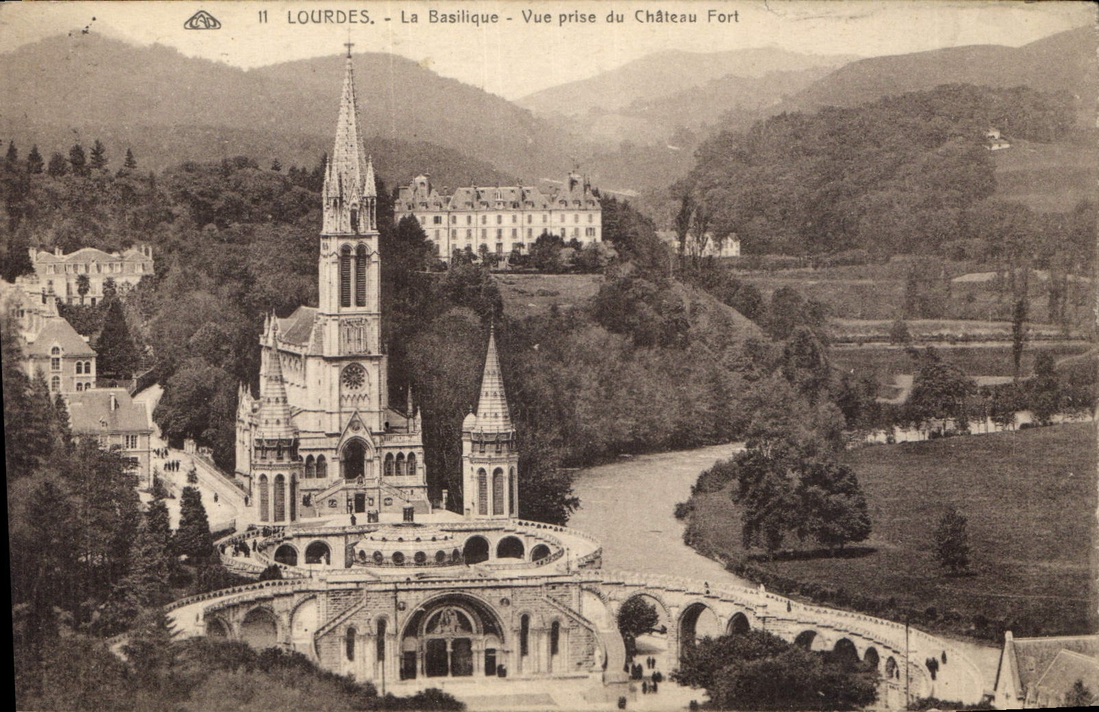 CPA Lourdes la Basilique vue prise du Chateau Fort 