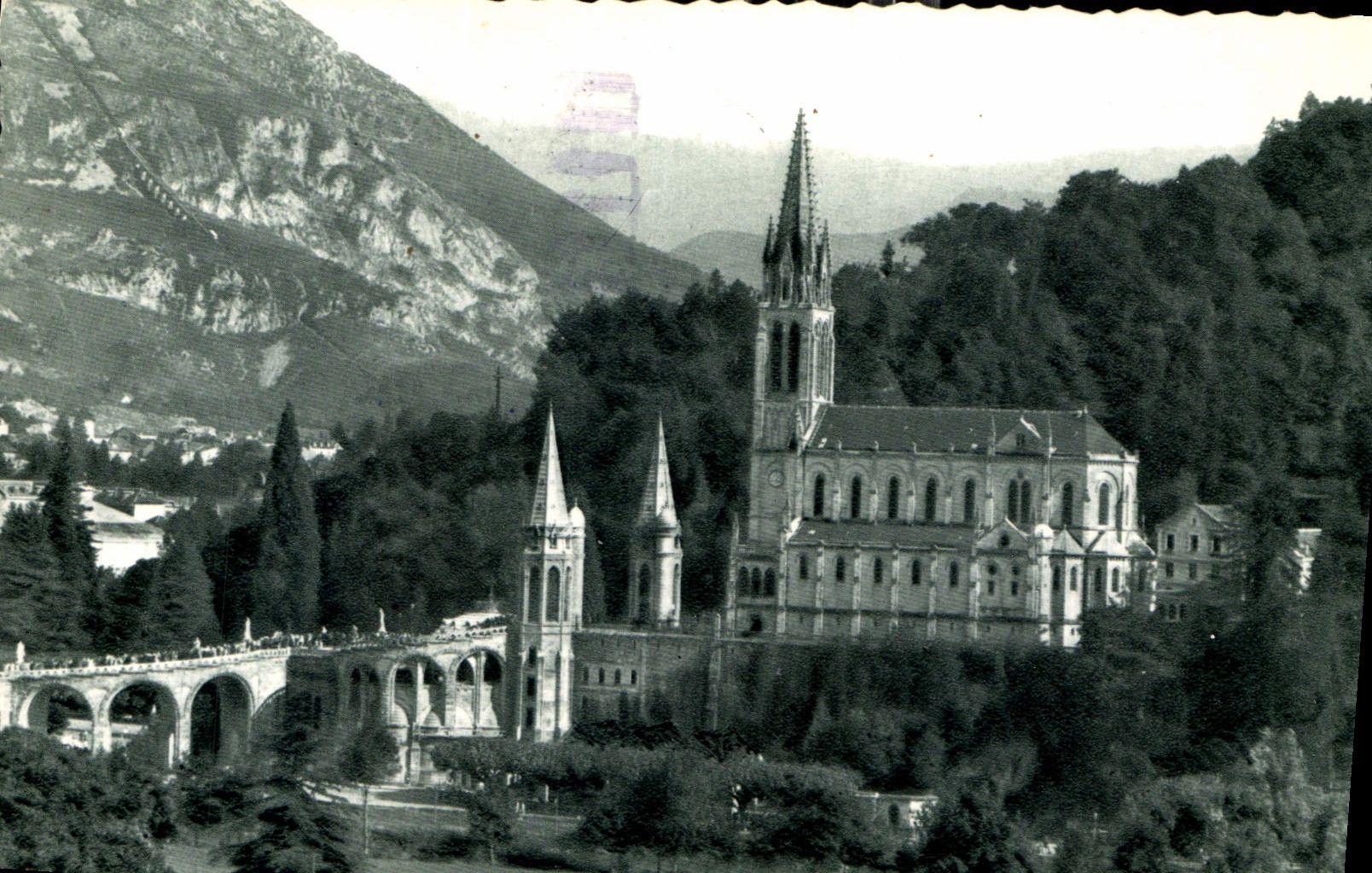 CPA Lourdes la Basilique et les Montagnes 
