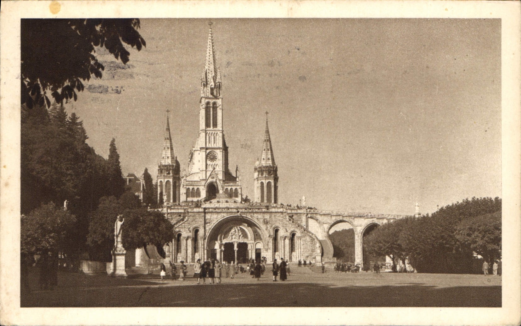 CPA Lourdes la Basilique et le Parvis 