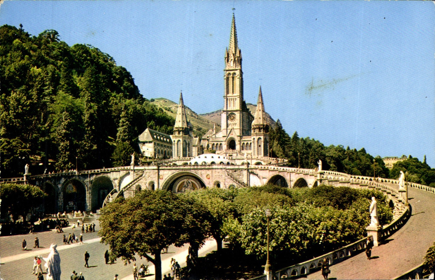CPA Lourdes Htes Pyr La Basilique l'Esplanade du Rosaire 