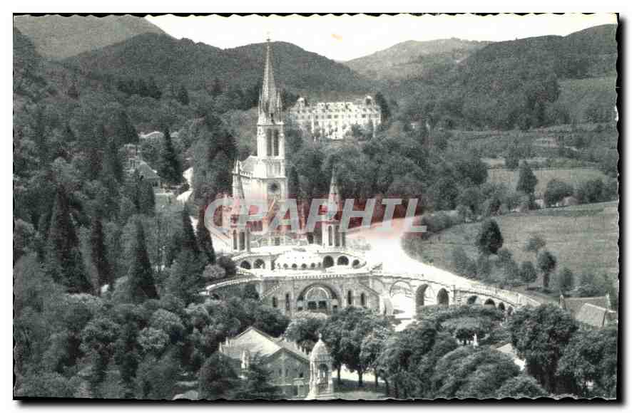 CPA Lourdes La Basilique et le Gave Monument Interallie 