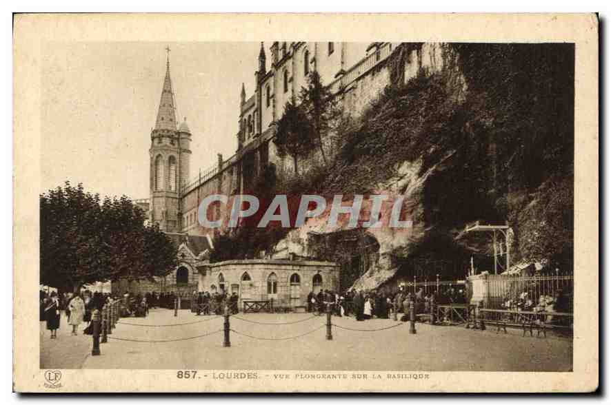 CPA Lourdes Vue plongeante sur la Basilique 