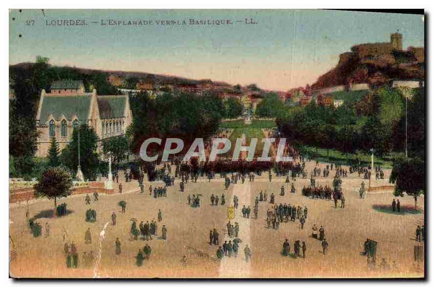 CPA Lourdes L'Esplanade vers La Basilique 
