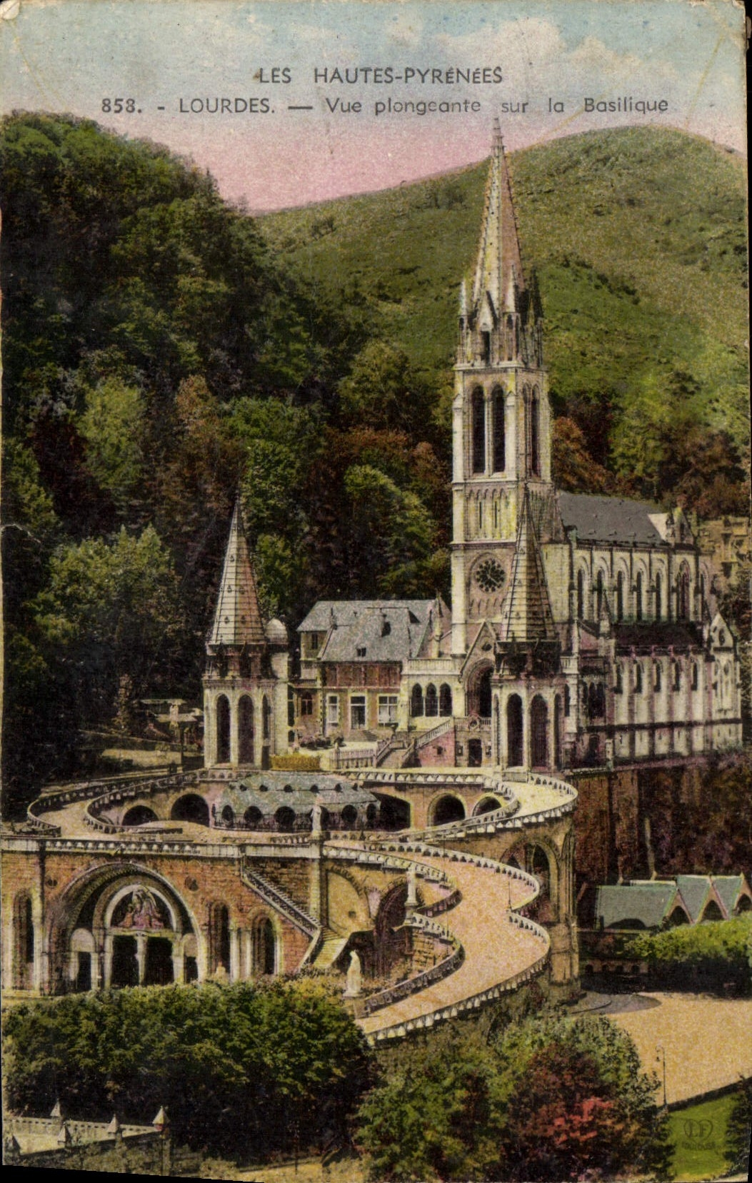 CPA Hautes Pyrenees Lourdes Vue plongeante sur la Basilique 