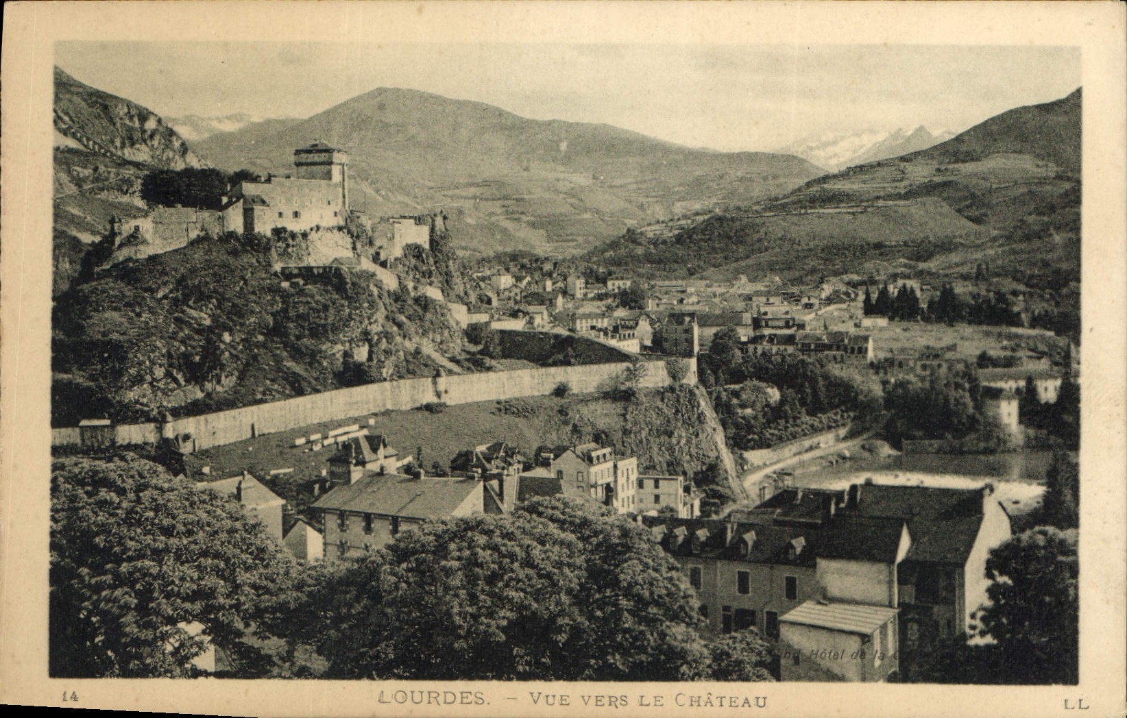 Lourdes — Vue vers le Château — Hôtel de la Côte