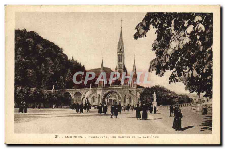 CPA Lourdes L'Esplanade les Rampes et la Basilique 