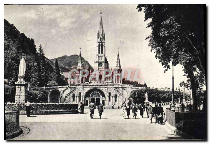 CPA Lourdes La Basilique et la Vierge Couronnee 