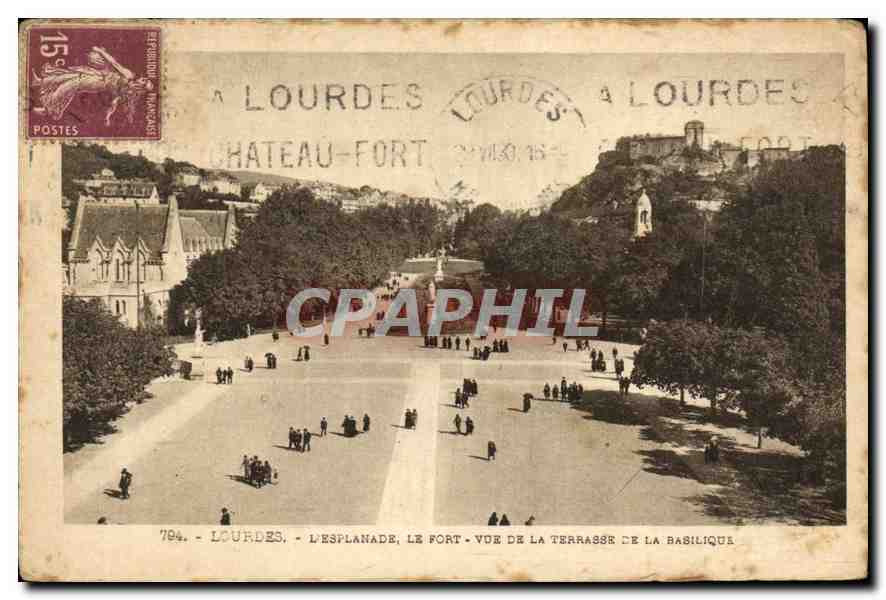 CPA Lourdes L'Esplanade le Fort vue de la Terrasse de la Basilique 