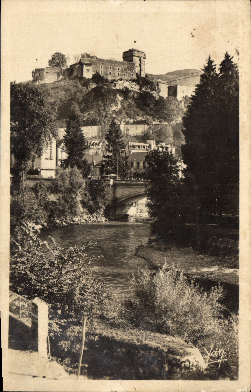 CPA Lourdes Le Chateau Fort et le Gave 
