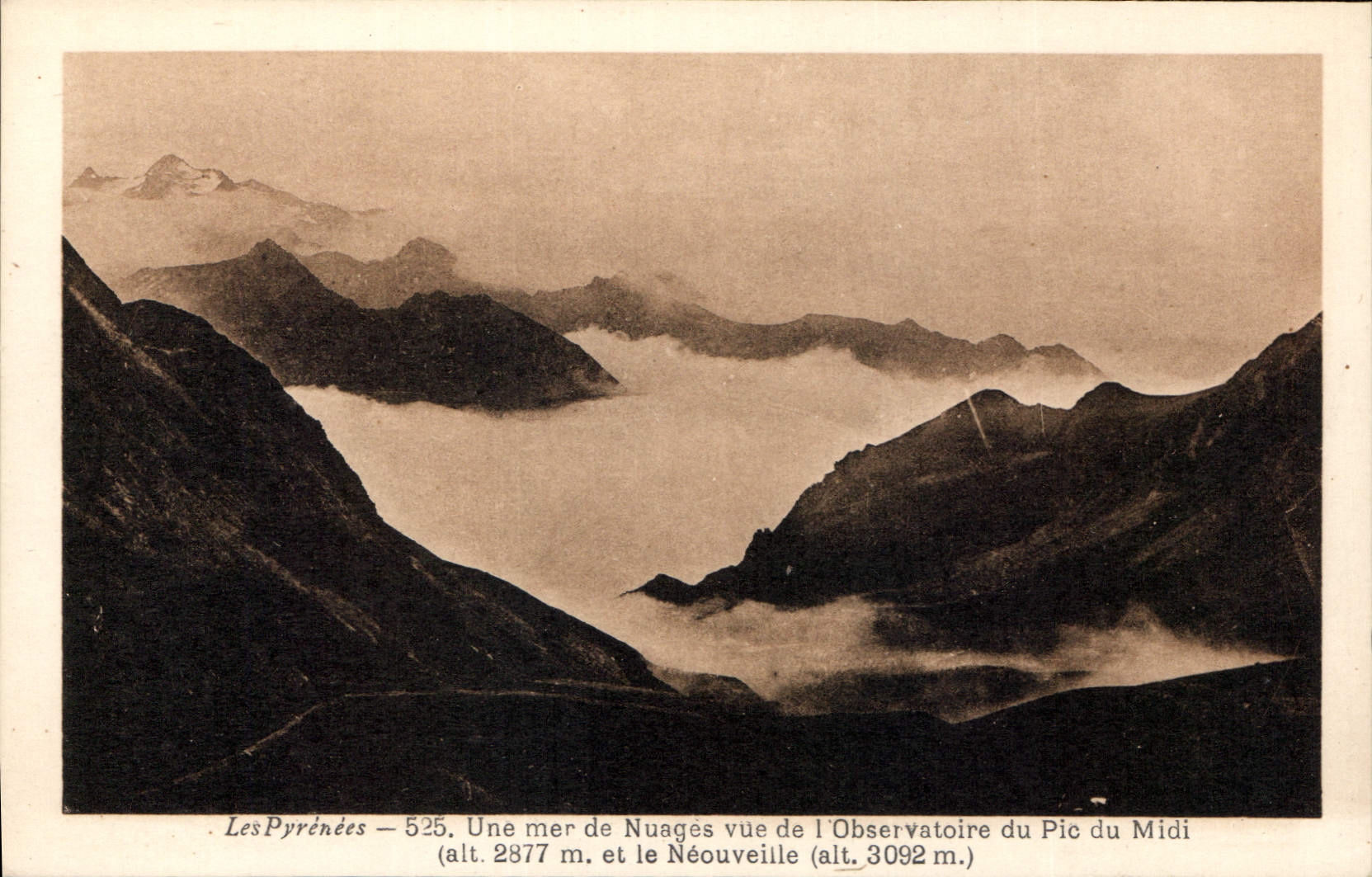 Les Pyrénées — Une mer de Nuages vue de l'Observatoire du Pic du Midi — n°525
